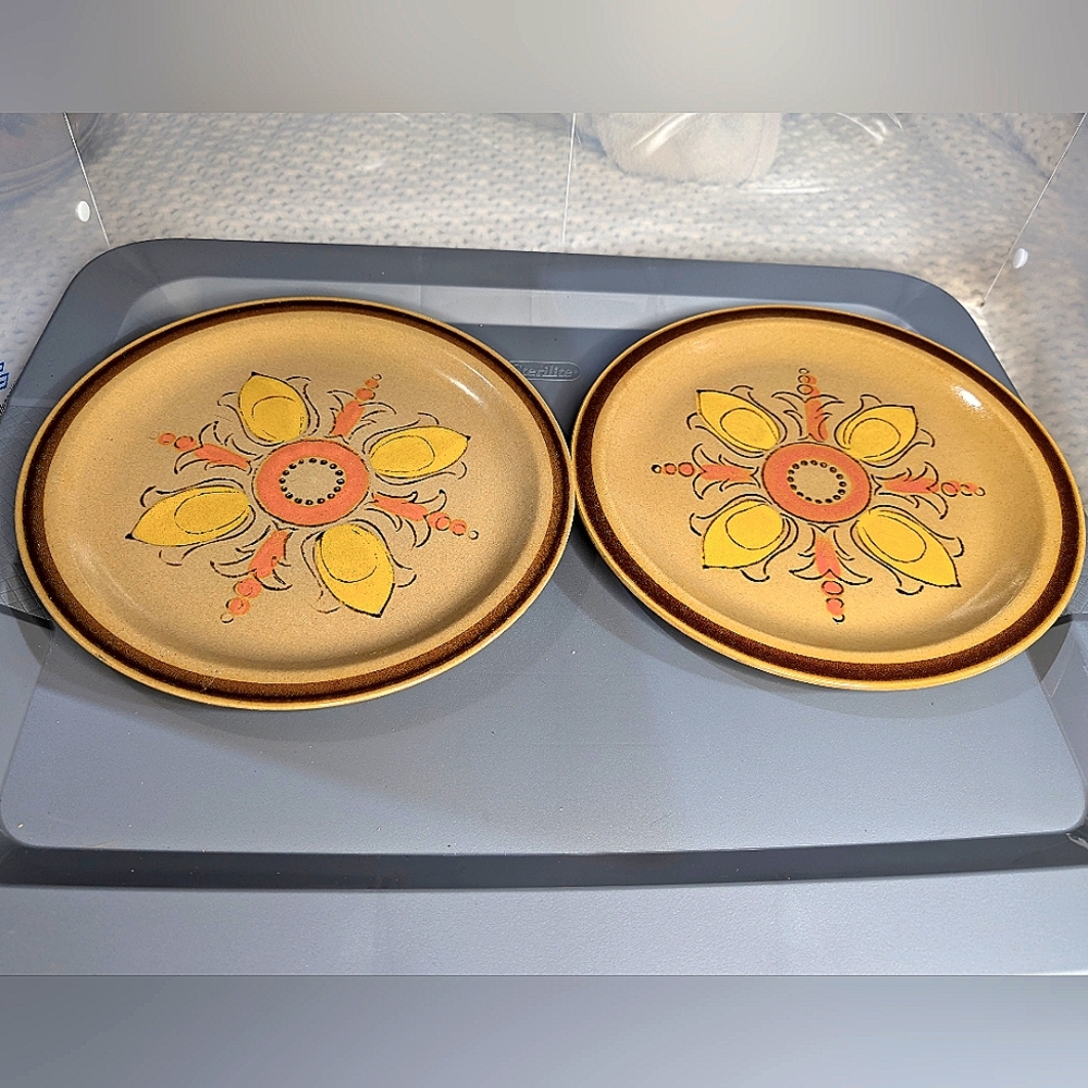 Hearthside Fleur de Lis stoneware vintage MCM yellow/orange 10" dinner‎ plates
